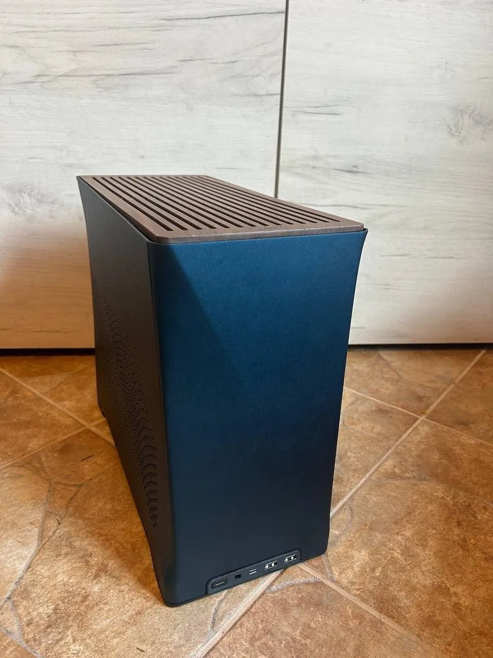 Мини-ITX сборка Ryzen 7 7800X3D RX 9070 XT 1