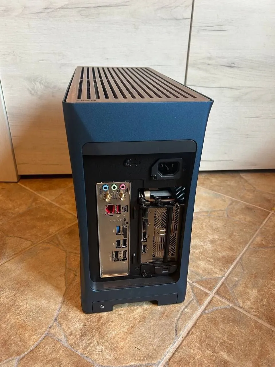 Мини-ITX сборка Ryzen 7 7800X3D RX 9070 XT 4