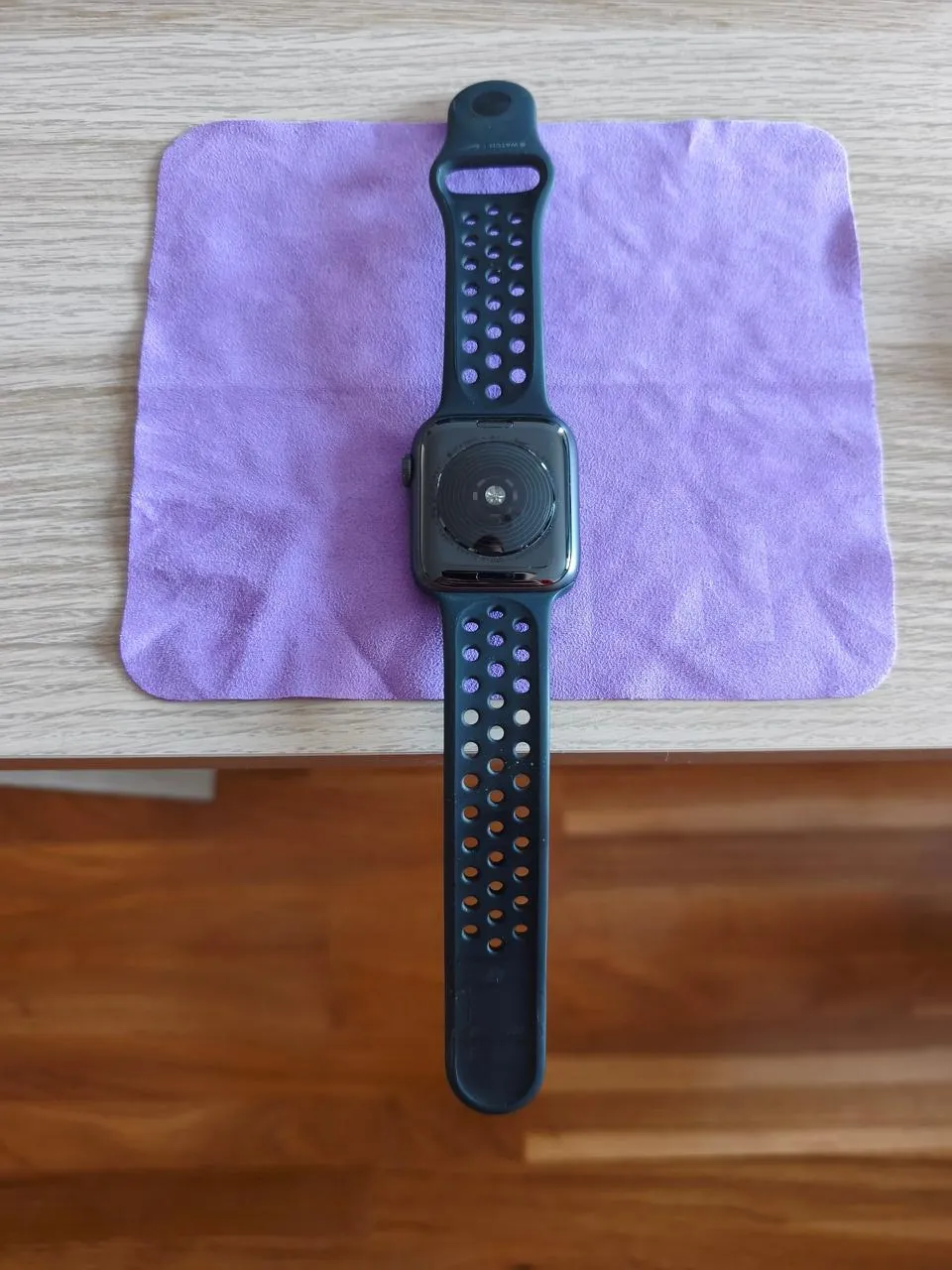 Apple Watch 4 44мм и SE 44мм Nike Белград 1