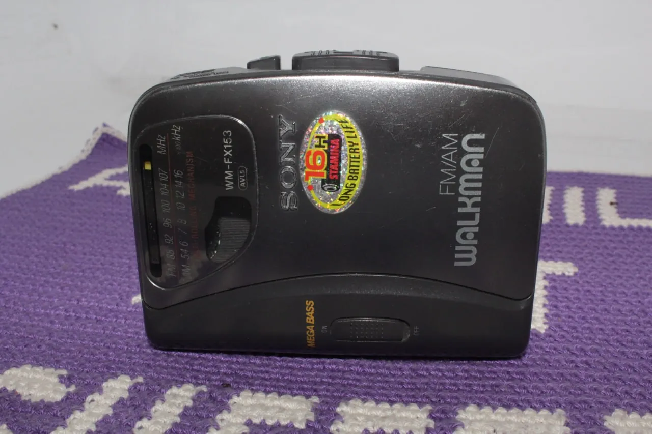 Кассетные плееры Sony Walkman и Grundig Beat Boy 1