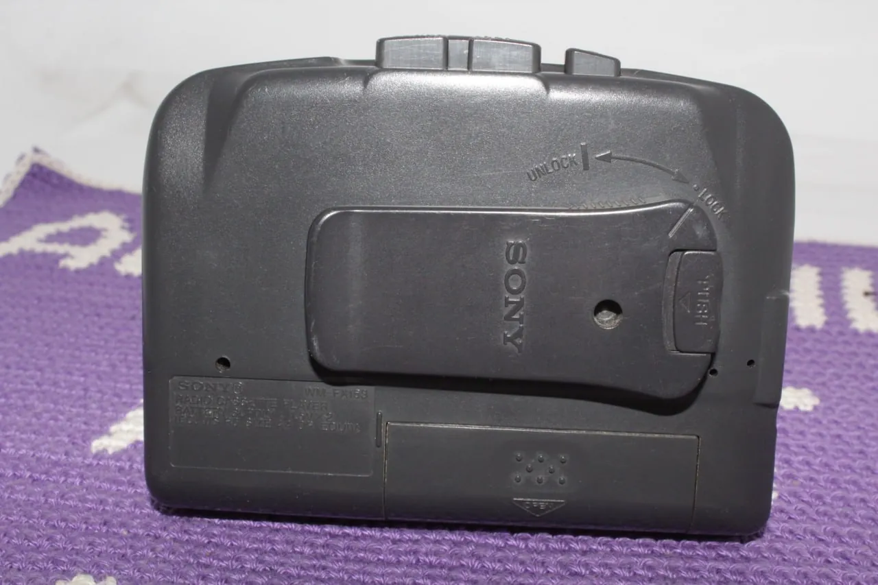 Кассетные плееры Sony Walkman и Grundig Beat Boy 2