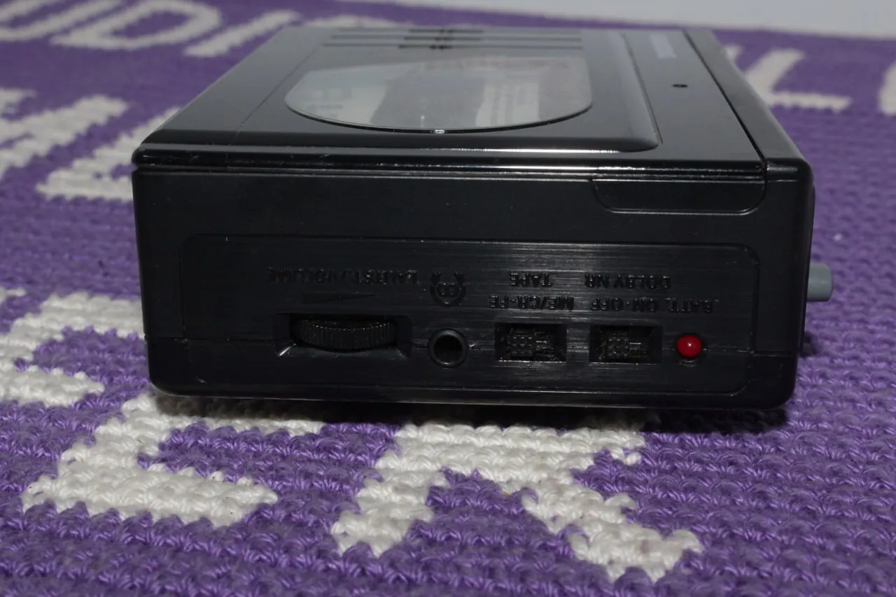 Кассетные плееры Sony Walkman и Grundig Beat Boy 7