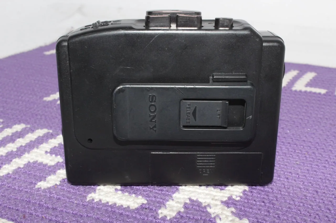 Кассетные плееры Sony Walkman и Grundig Beat Boy 5