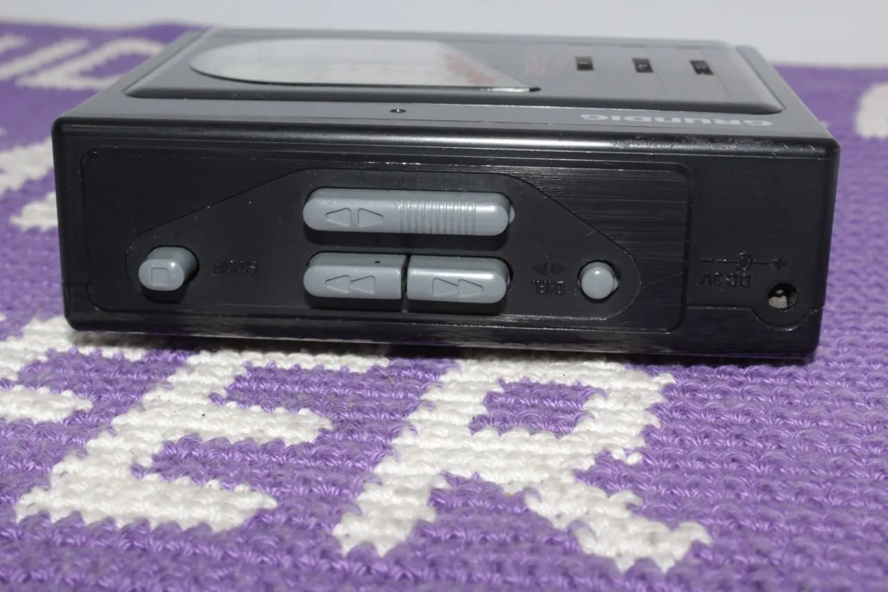 Кассетные плееры Sony Walkman и Grundig Beat Boy 8