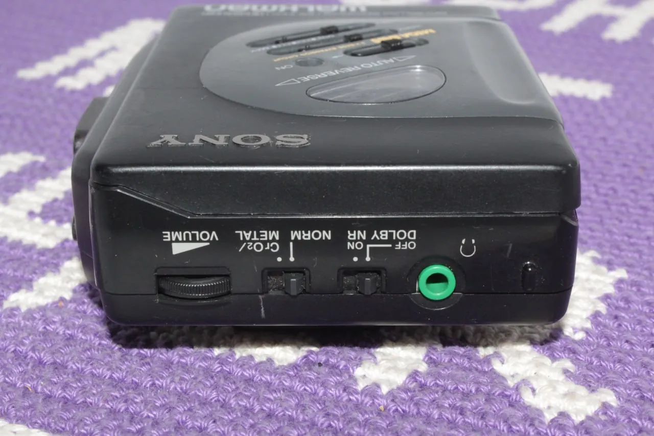 Кассетные плееры Sony Walkman и Grundig Beat Boy 4