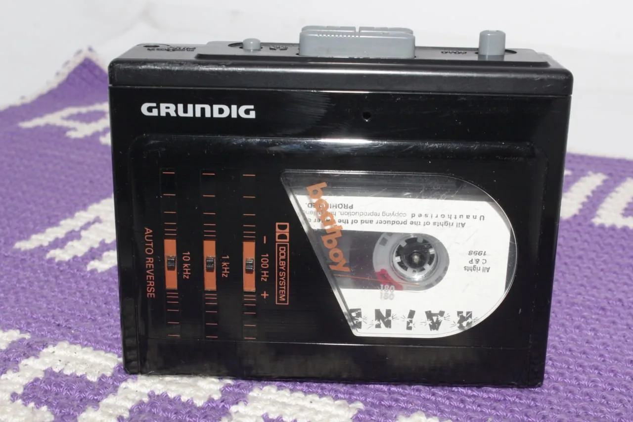 Кассетные плееры Sony Walkman и Grundig Beat Boy 6