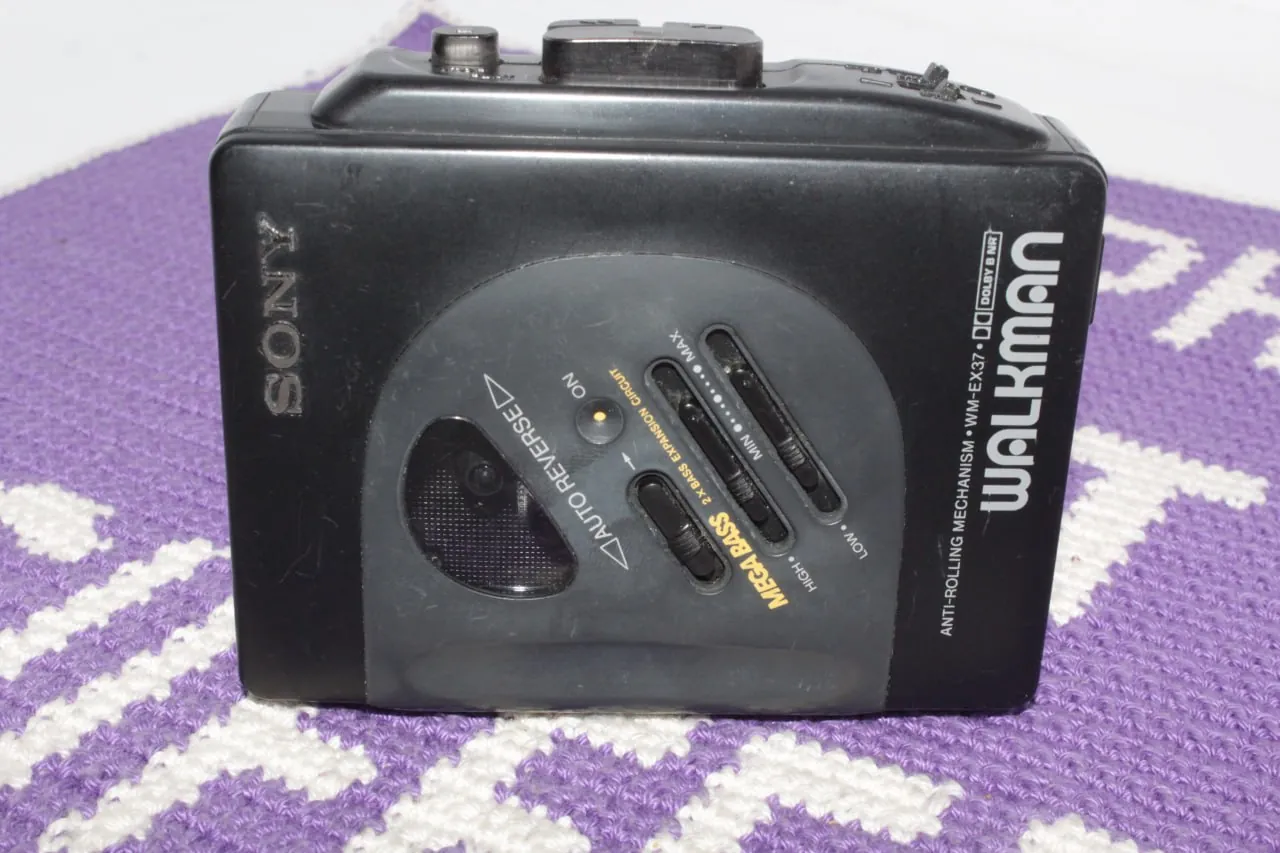 Кассетные плееры Sony Walkman и Grundig Beat Boy 3