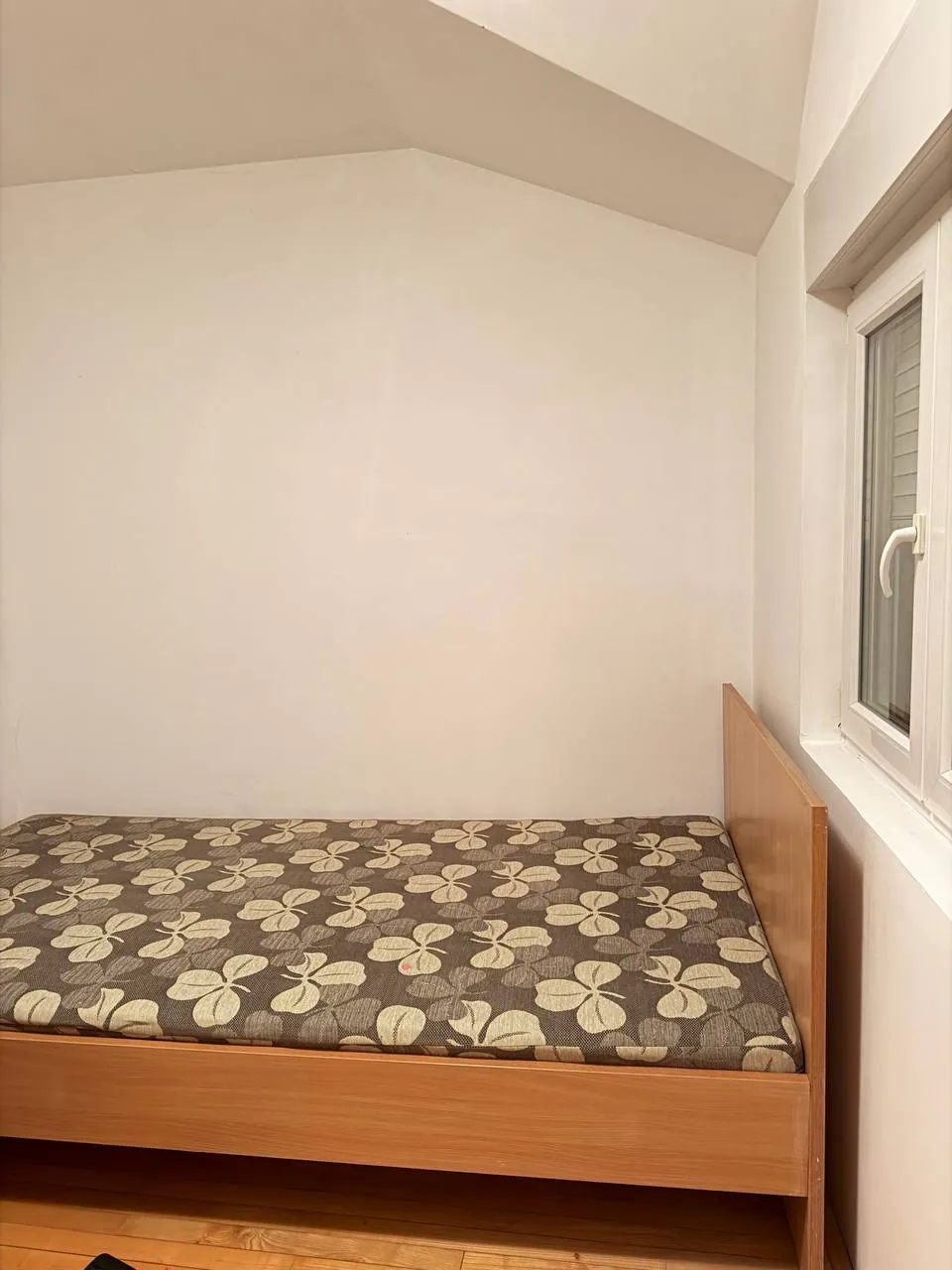 Кровать из ДСП 130×230 с матрасом Раковица 2