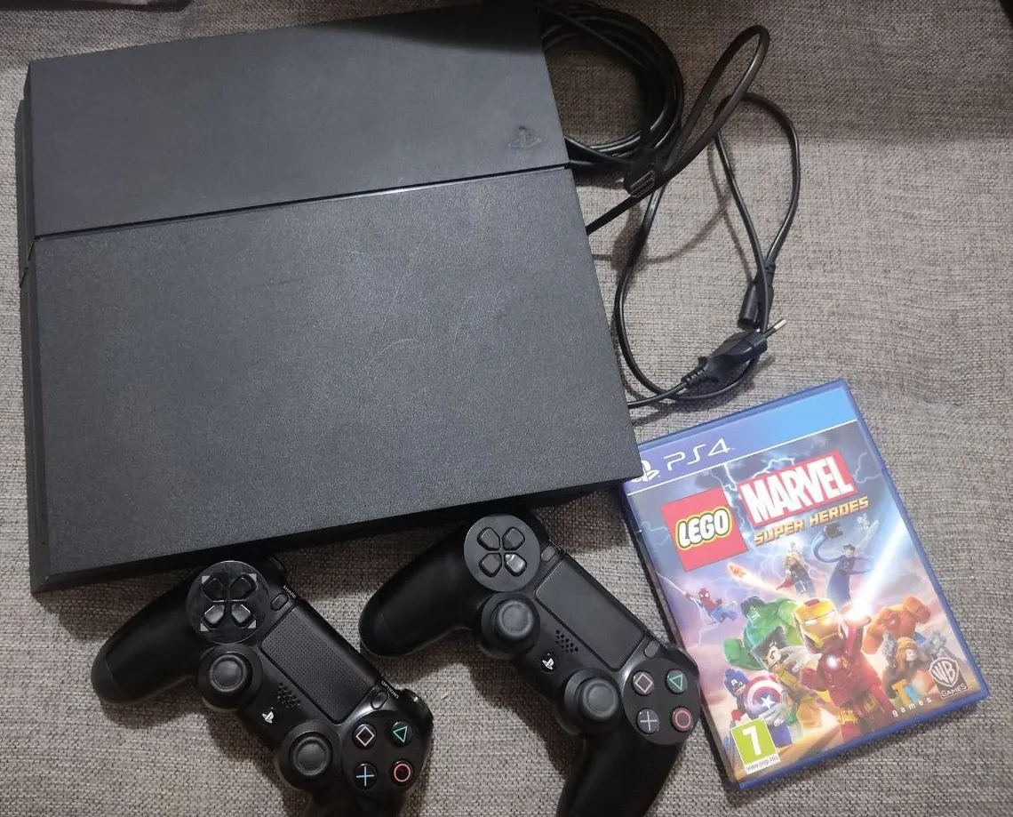 PlayStation 4 Fat с геймпадами и игрой Lego Marvel 1