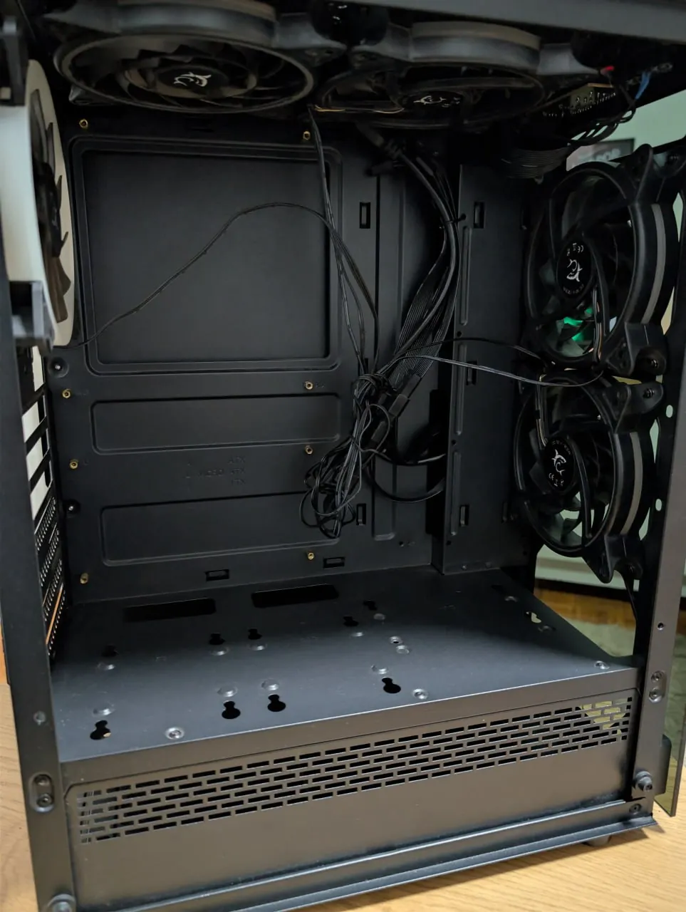 Корпус White Shark Bunker и подставка Cooler Master Белград 4