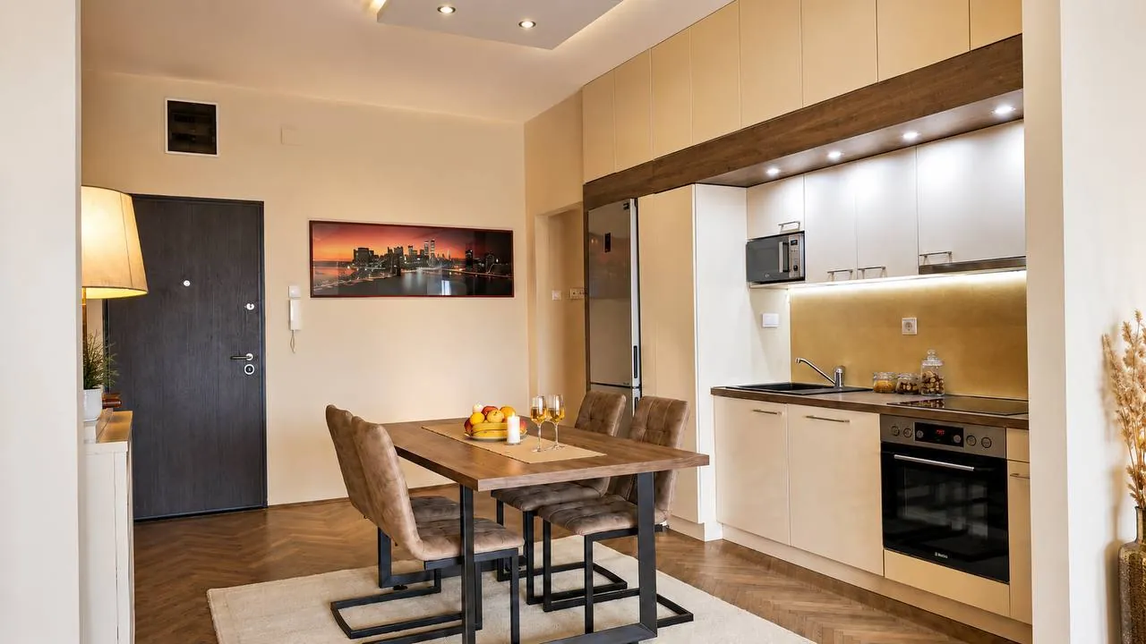 Трёхкомнатная квартира 100 м² Стари Град 6