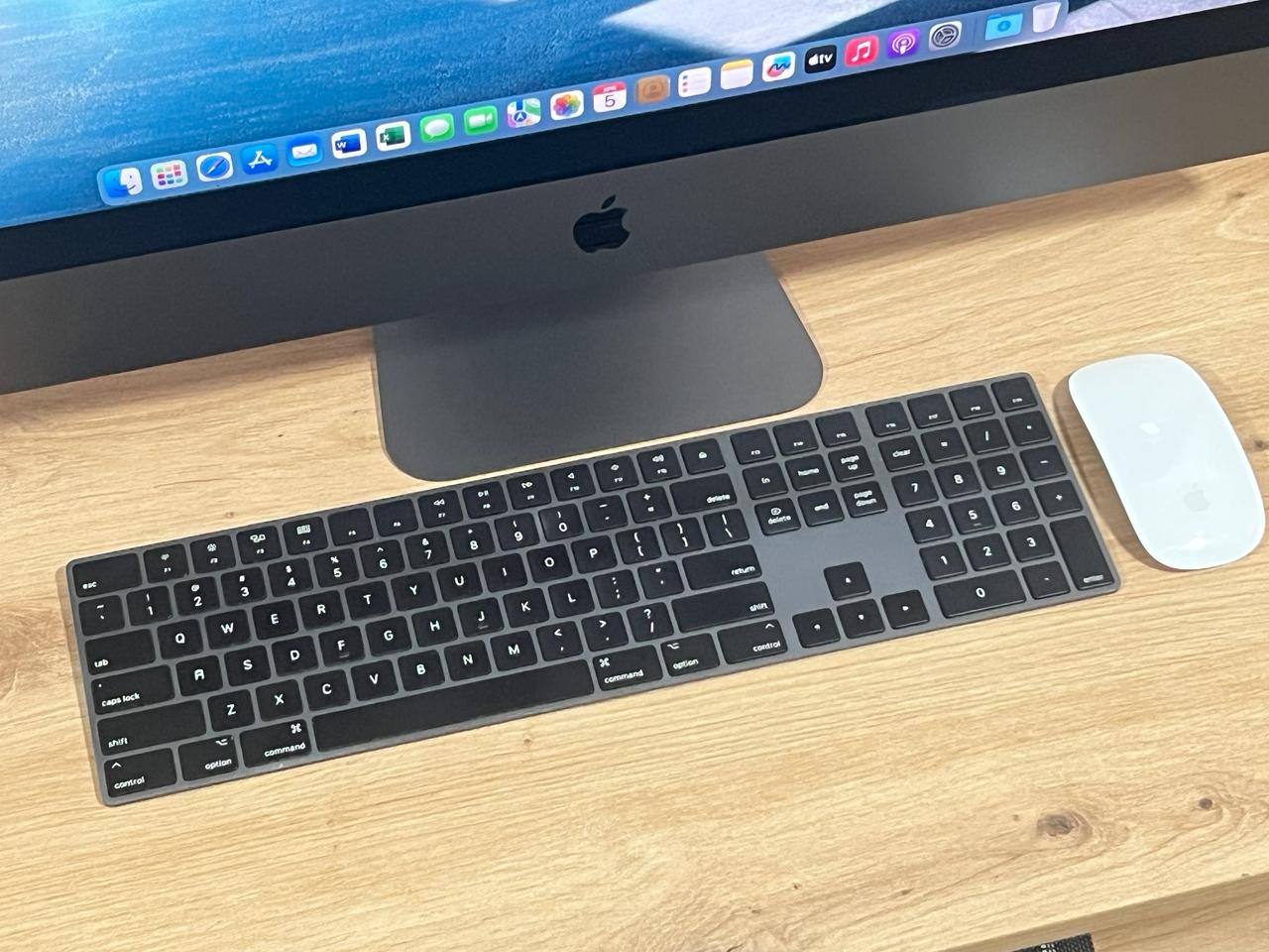 Apple iMac Pro 27 Space Gray 2