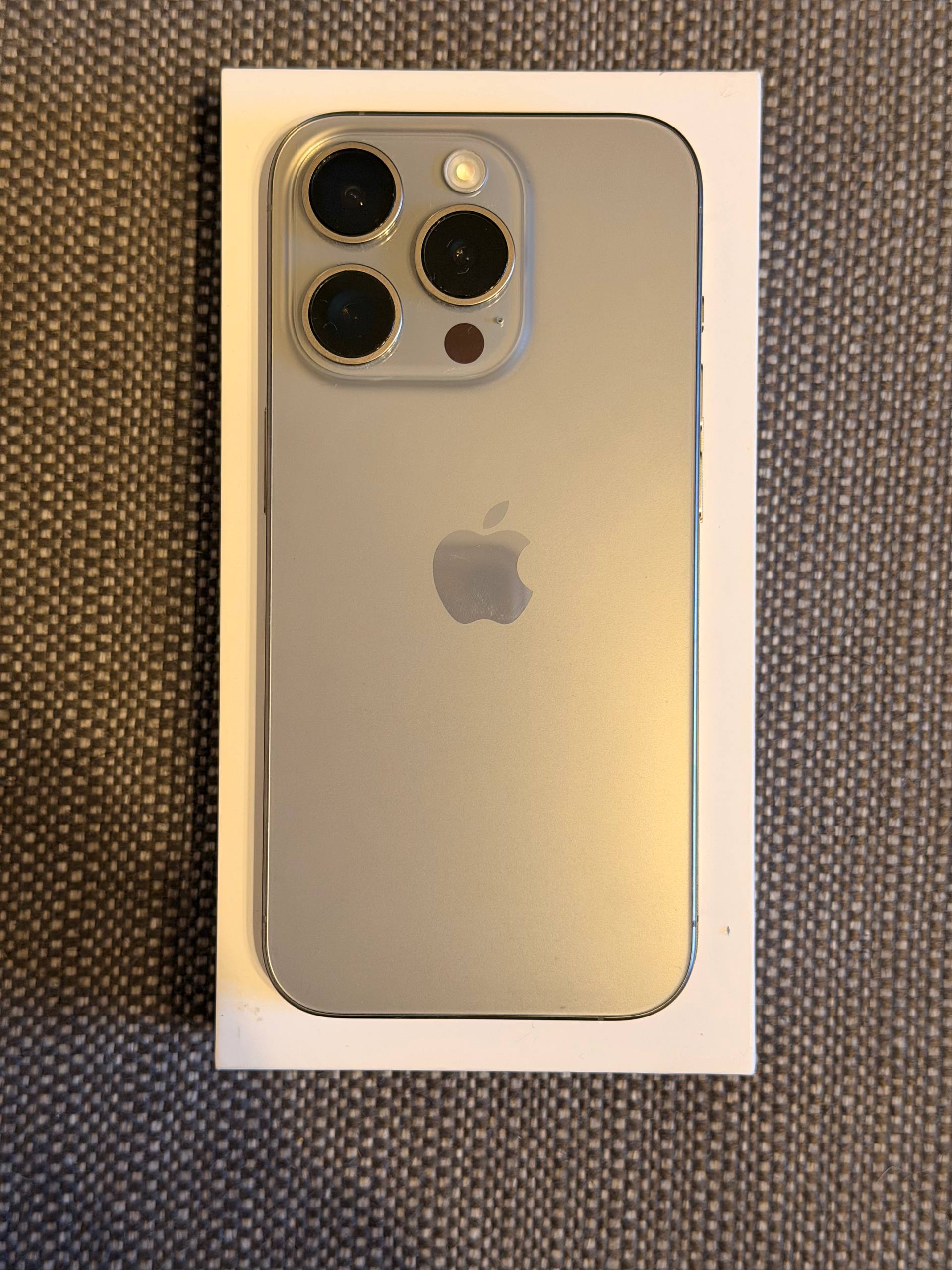 iPhone 15 Pro 128GB Natural Titanium 2