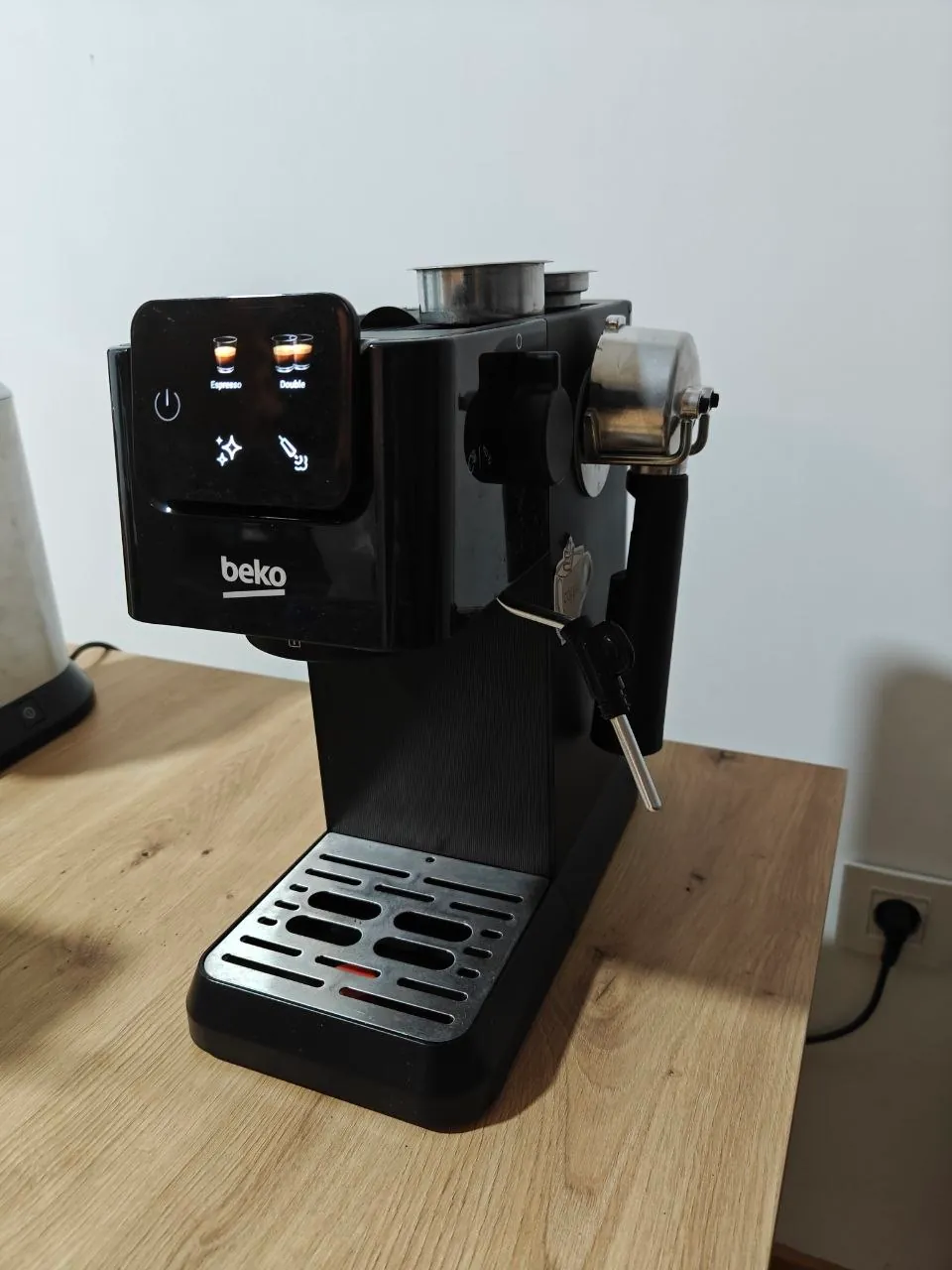 Рожковая кофемашина Beko CaffeExperto CE3000 1