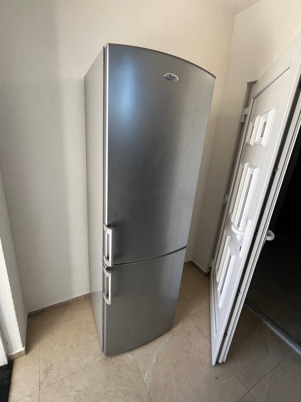 Холодильник Whirlpool 200 см 4