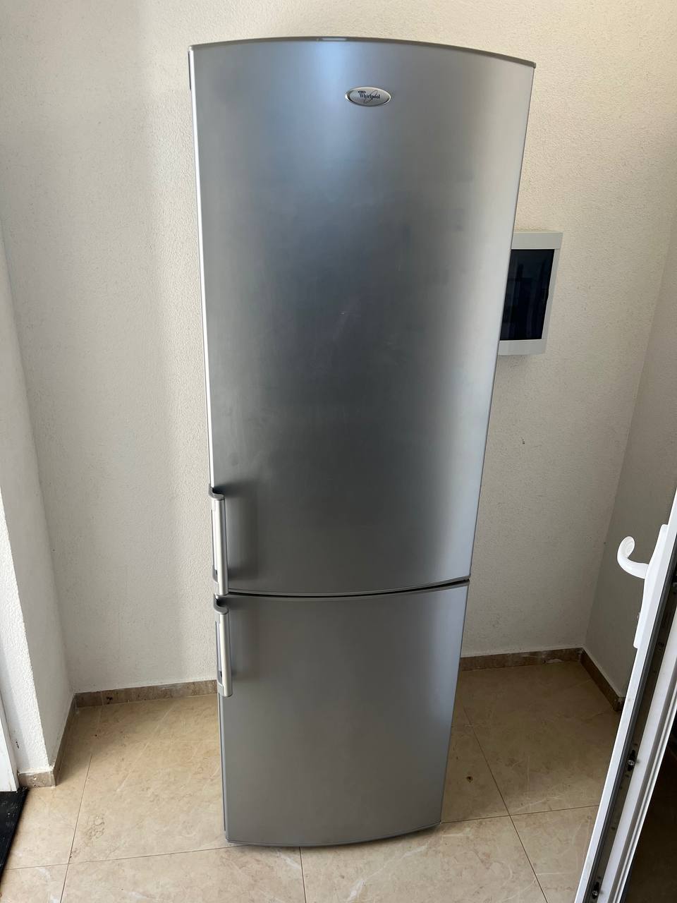 Холодильник Whirlpool 200 см 1
