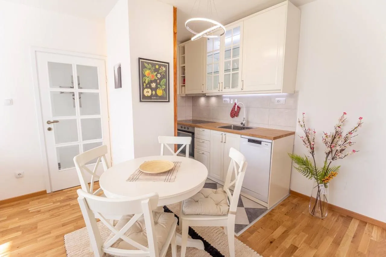 Трёхкомнатная квартира 65 м² на Врачаре Kralja Milana 2