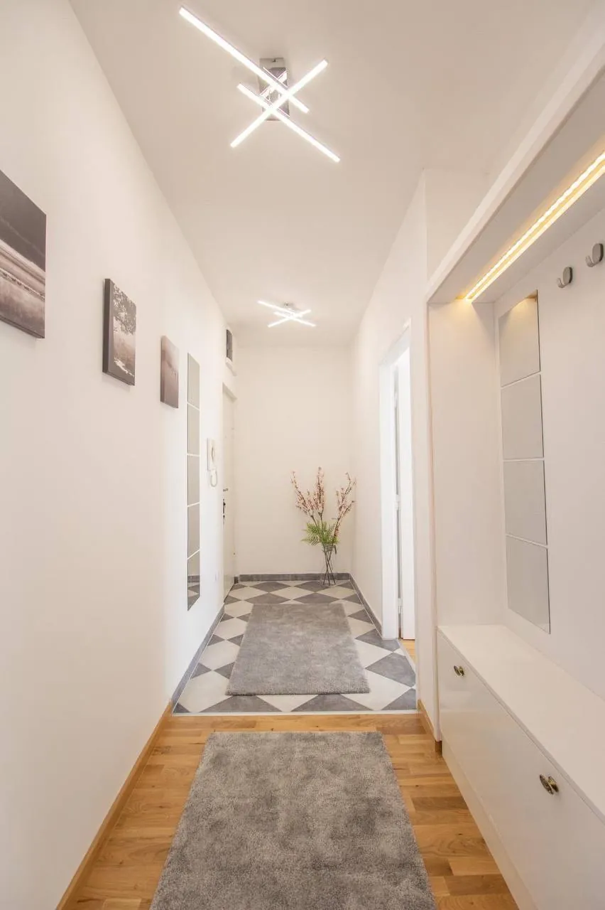 Трёхкомнатная квартира 65 м² на Врачаре Kralja Milana 3