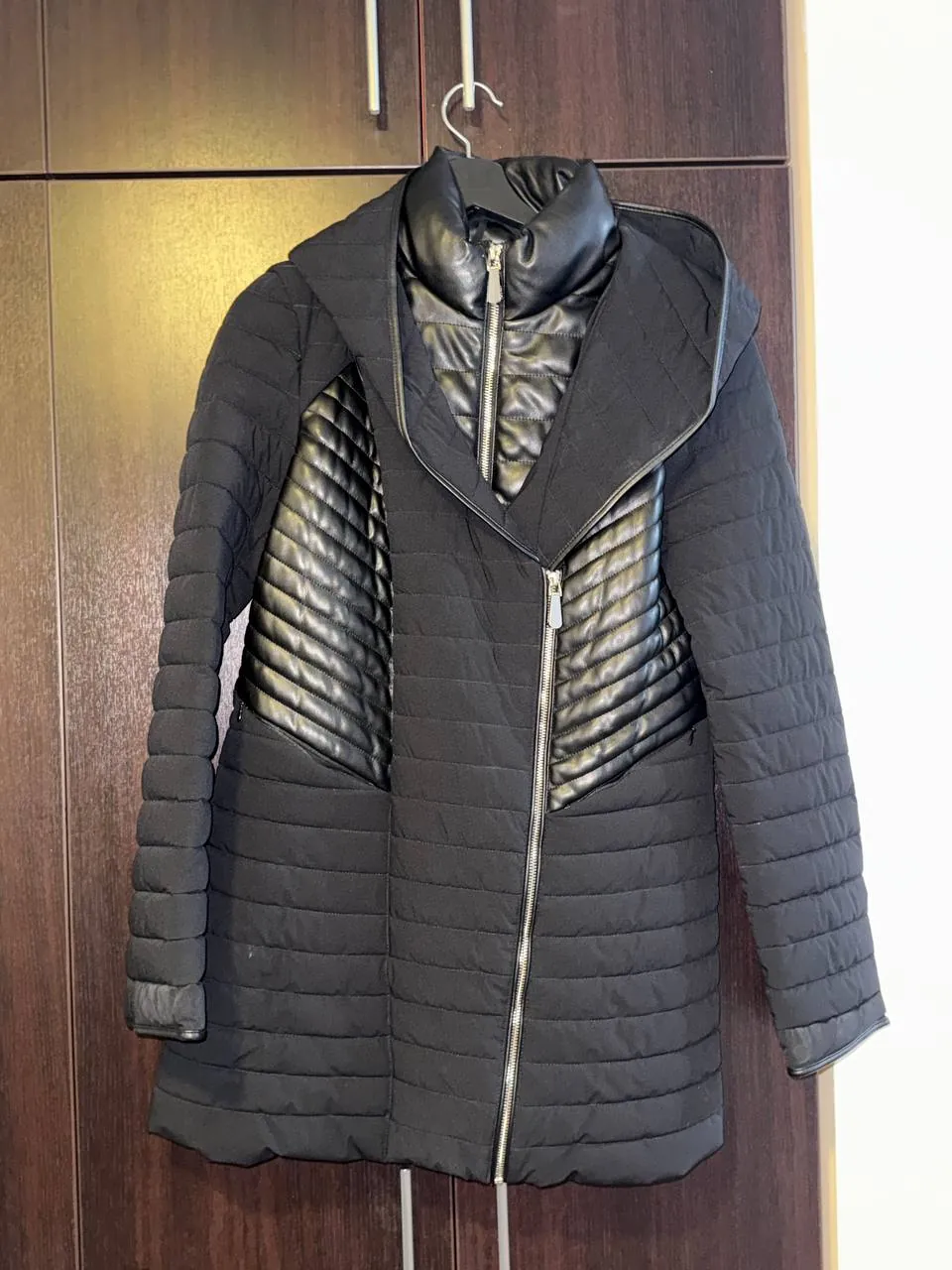 Зимняя куртка Guess с кожаными вставками 1