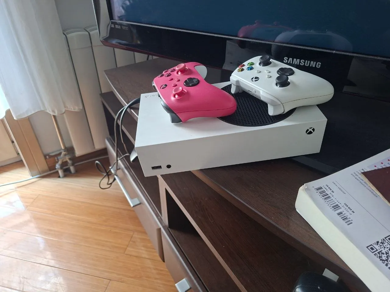 Xbox Series S с двумя геймпадами и играми Белград 1