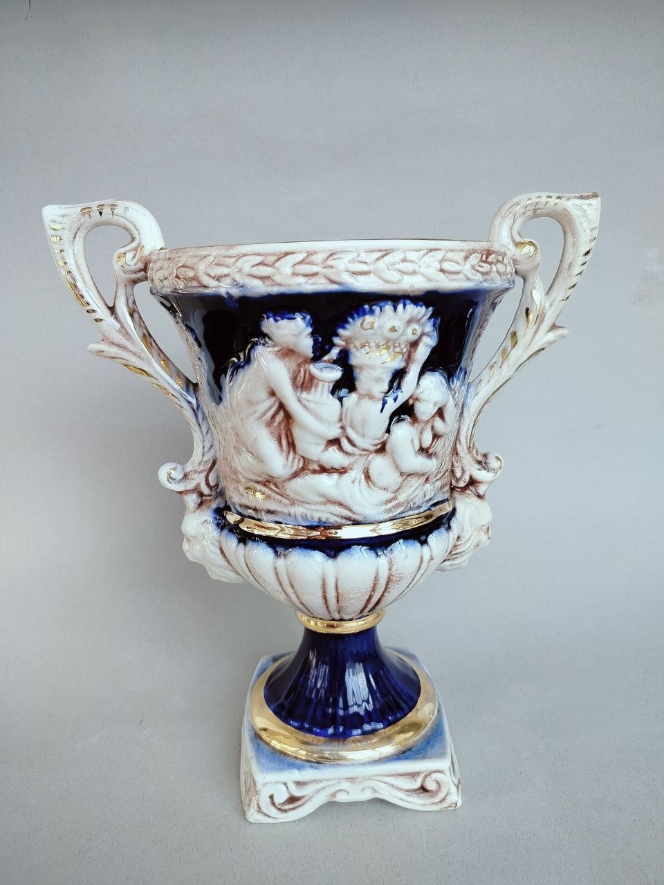 Винтажные вазы Capodimonte и сливочник 1