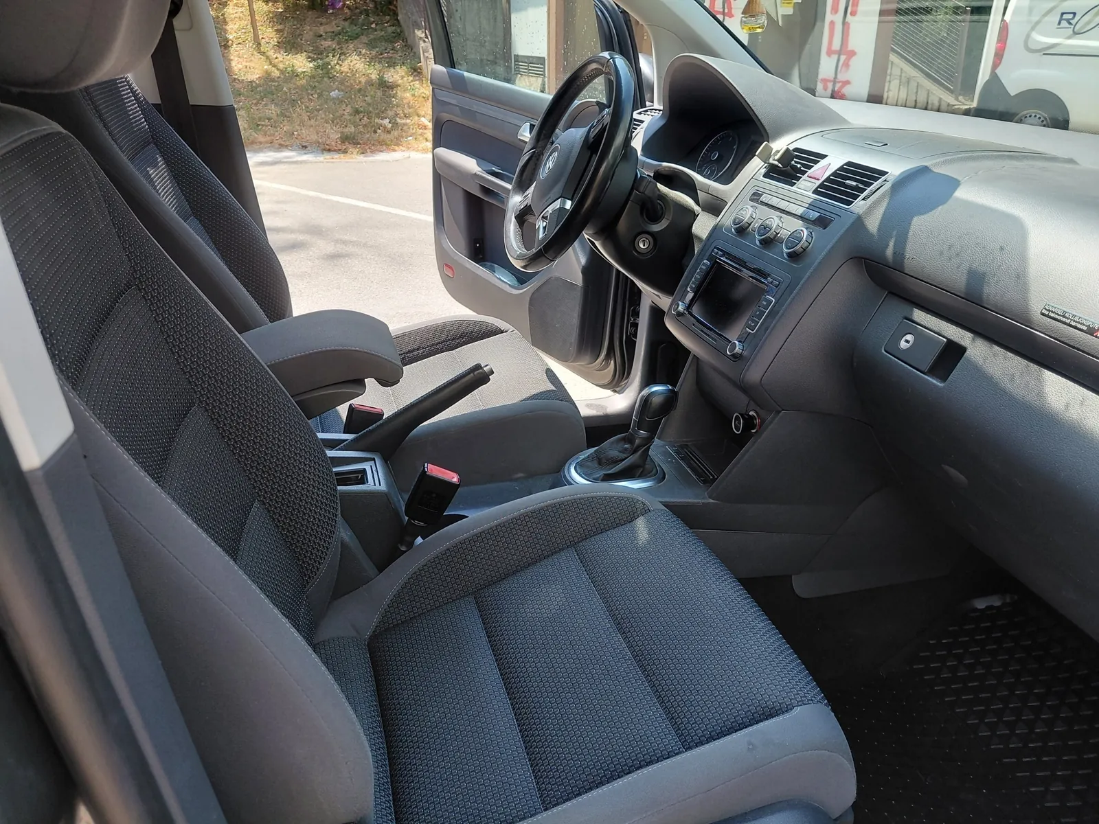 Volkswagen Touran 2014 1.6 TDI DSG 7 мест Белград 6