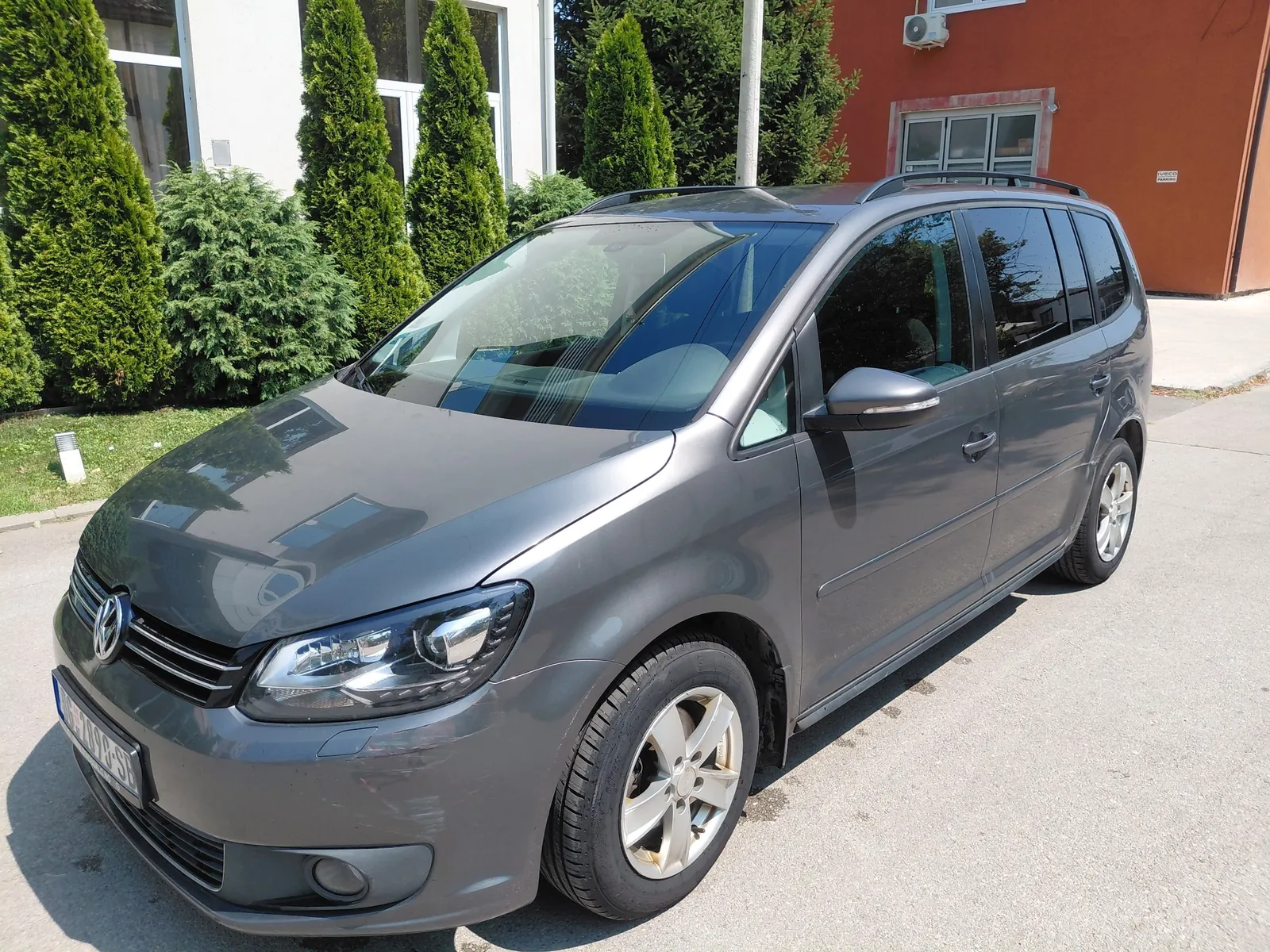 Volkswagen Touran 2014 1.6 TDI DSG 7 мест Белград 2