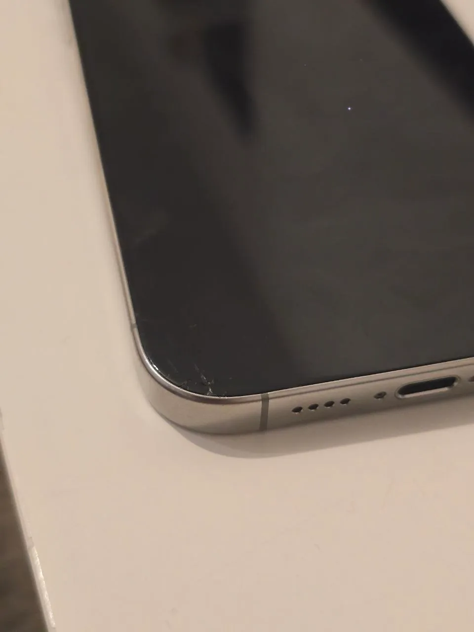 IPhone 16 Pro Max 256 ГБ разбитый экран 4