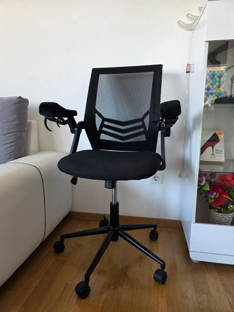 Офисное кресло IKEA ASPERUP с подлокотниками 1