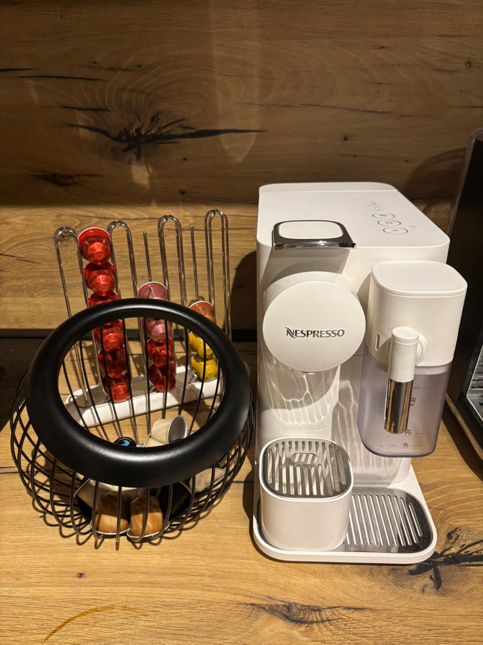 Кофемашина Nespresso Lattissima One 1