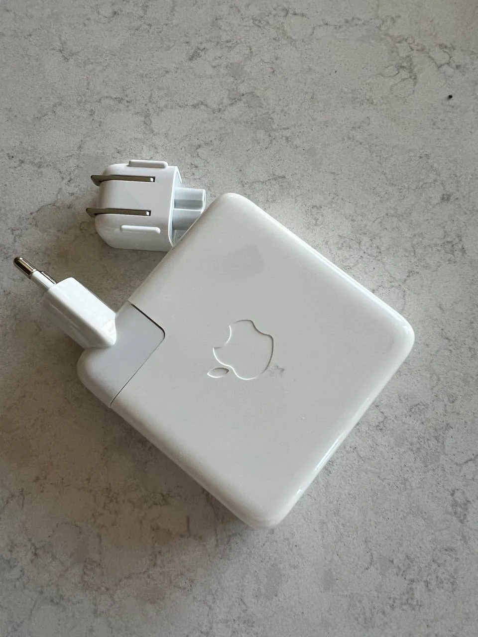 Apple Magic Mouse и адаптер питания 87 Вт, Waterfront 3