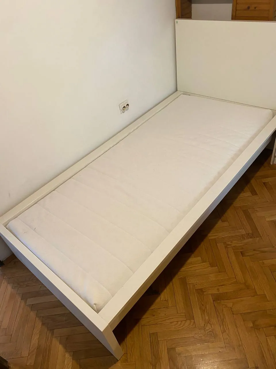 Кровать и часы IKEA, Душановац 1
