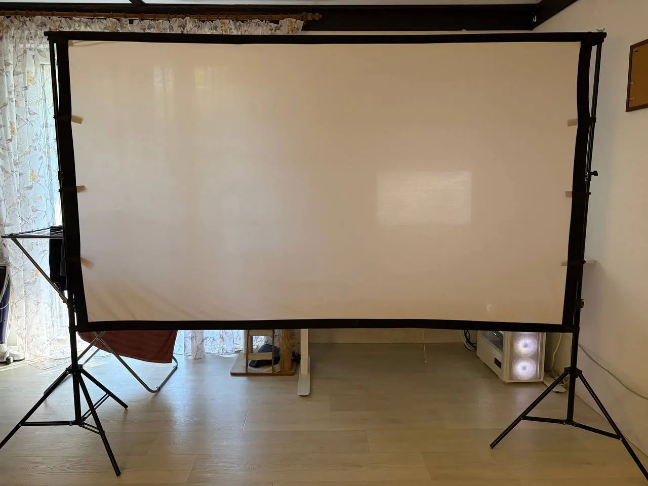 Проектор Sony и экран-полотно 220×125 см 3