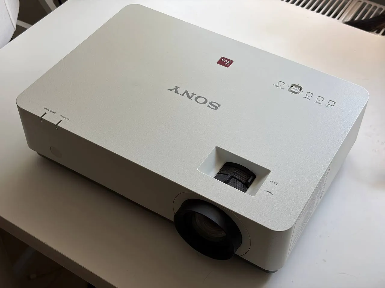 Проектор Sony и экран-полотно 220×125 см 1