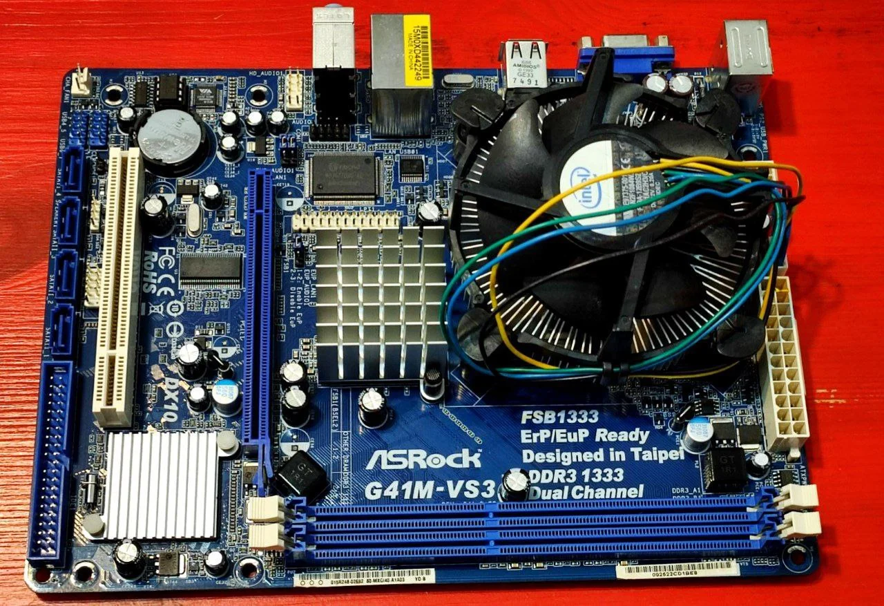 Материнская плата ASRock с Intel Core2 Duo 1