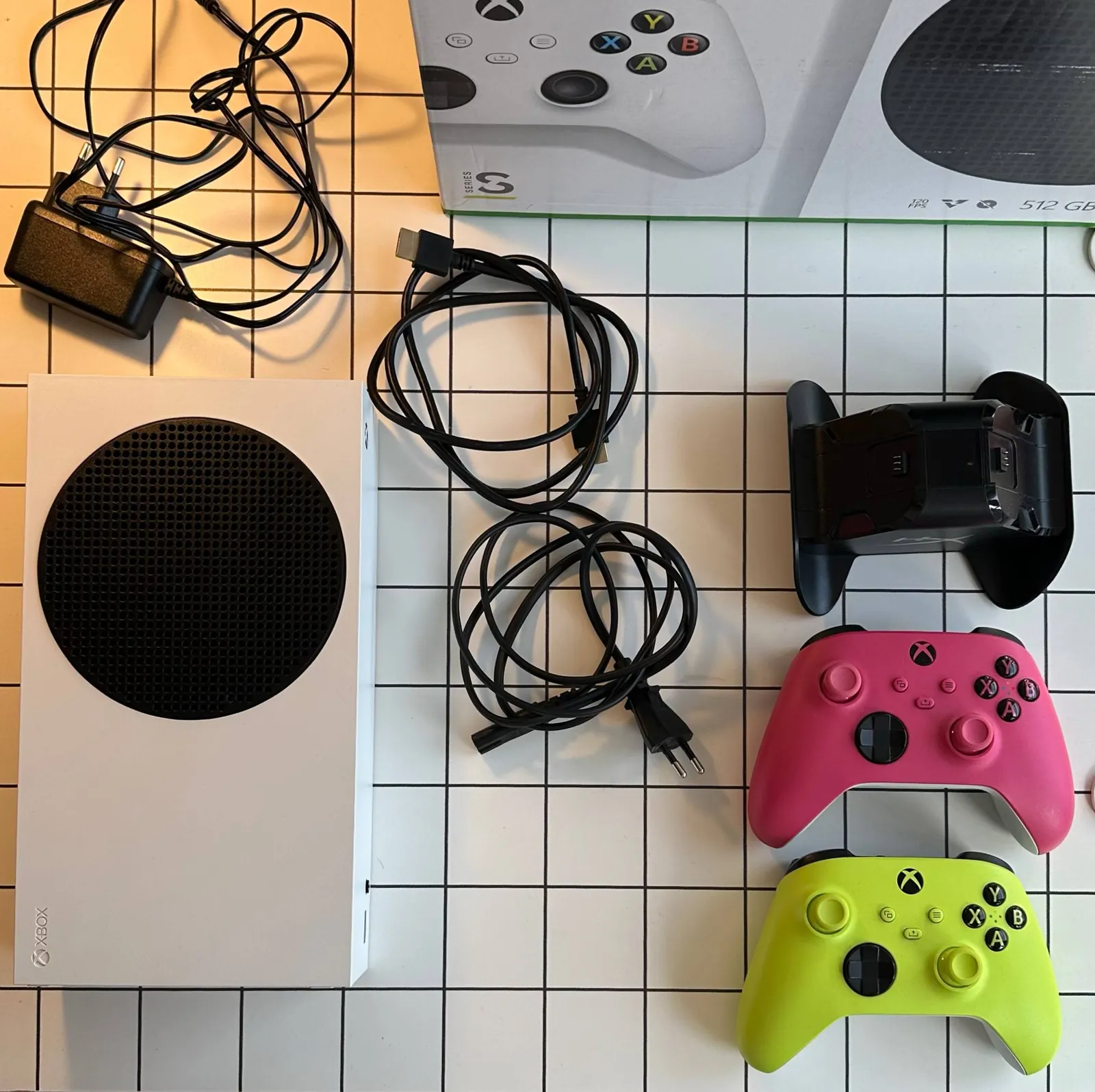 Xbox Series S 512 ГБ с двумя геймпадами Белград 2