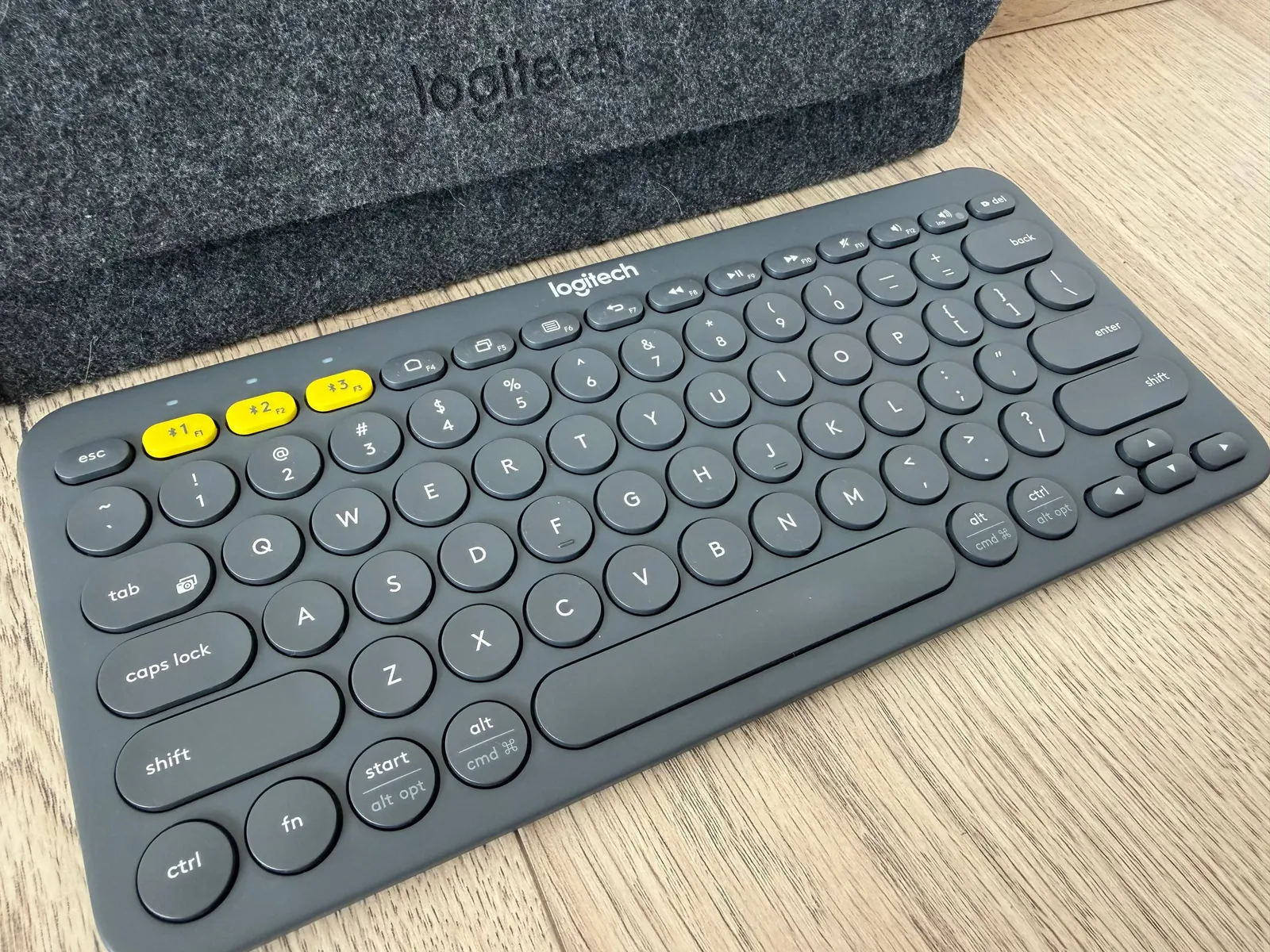 Клавиатура Logitech K380 Bluetooth с фетровым чехлом 1