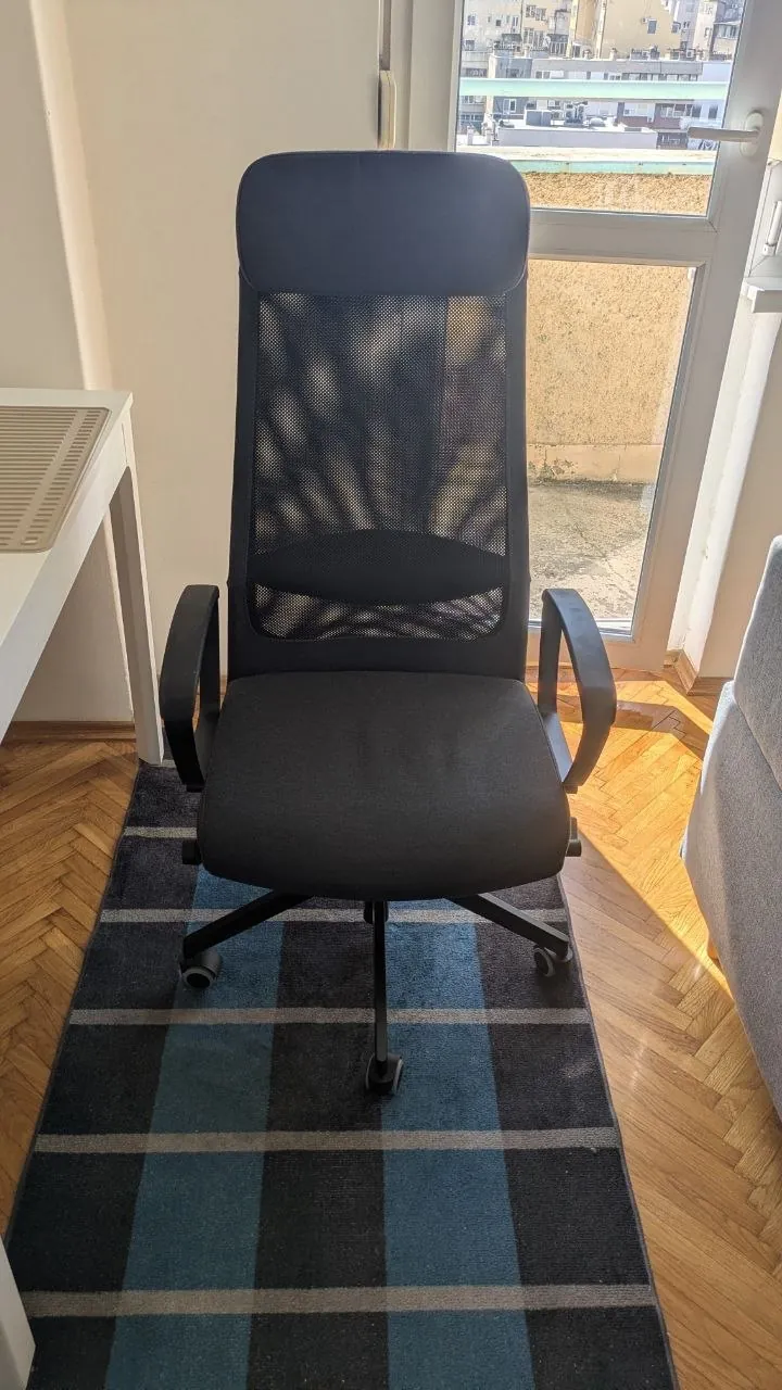 Робот-пылесос вентилятор и мебель IKEA 2
