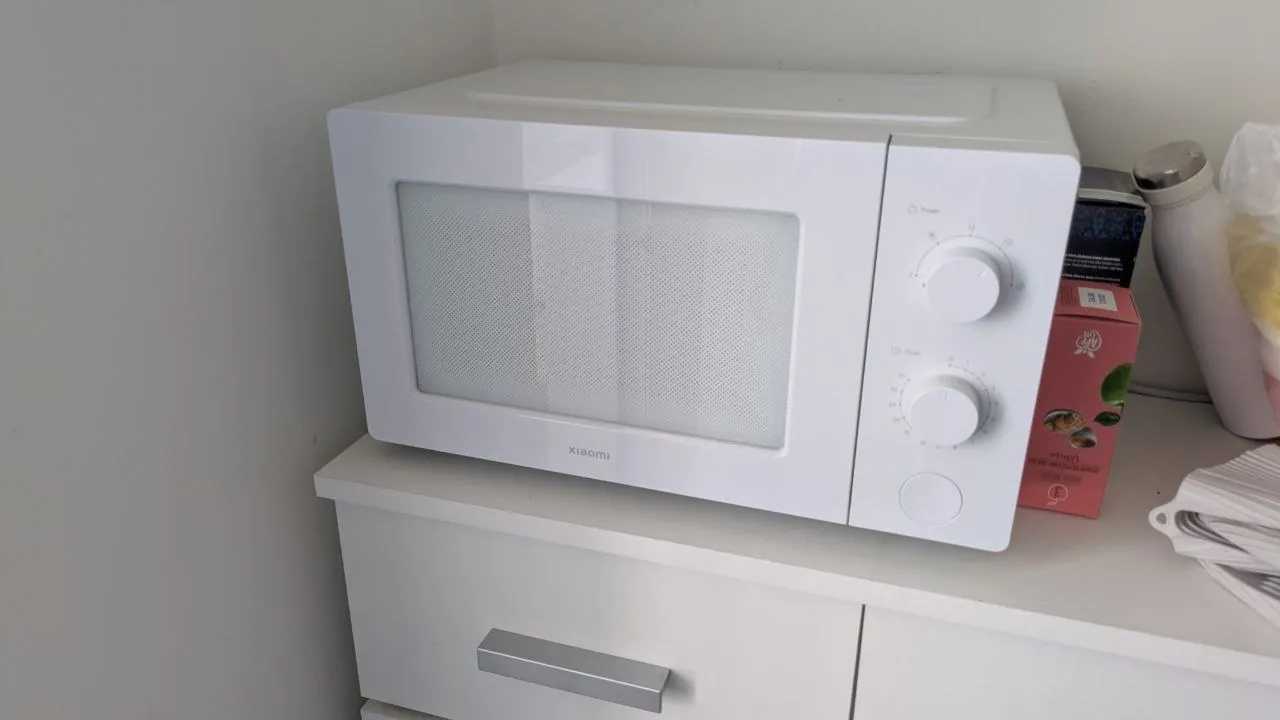 Робот-пылесос вентилятор и мебель IKEA 5