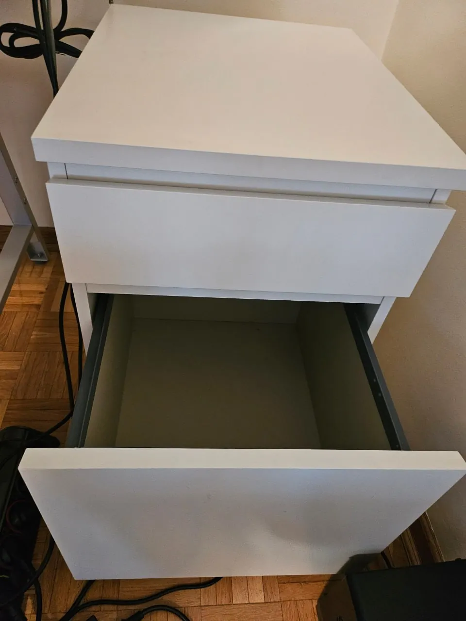Тумбочка на колёсиках IKEA MALM 3
