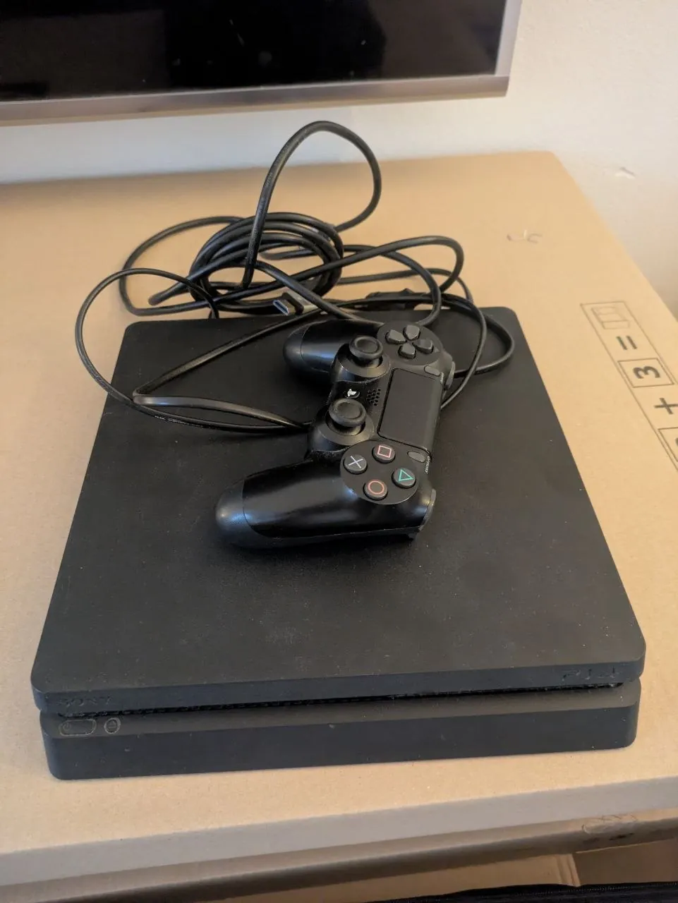 PlayStation 4 Slim с геймпадом и HDMI 1