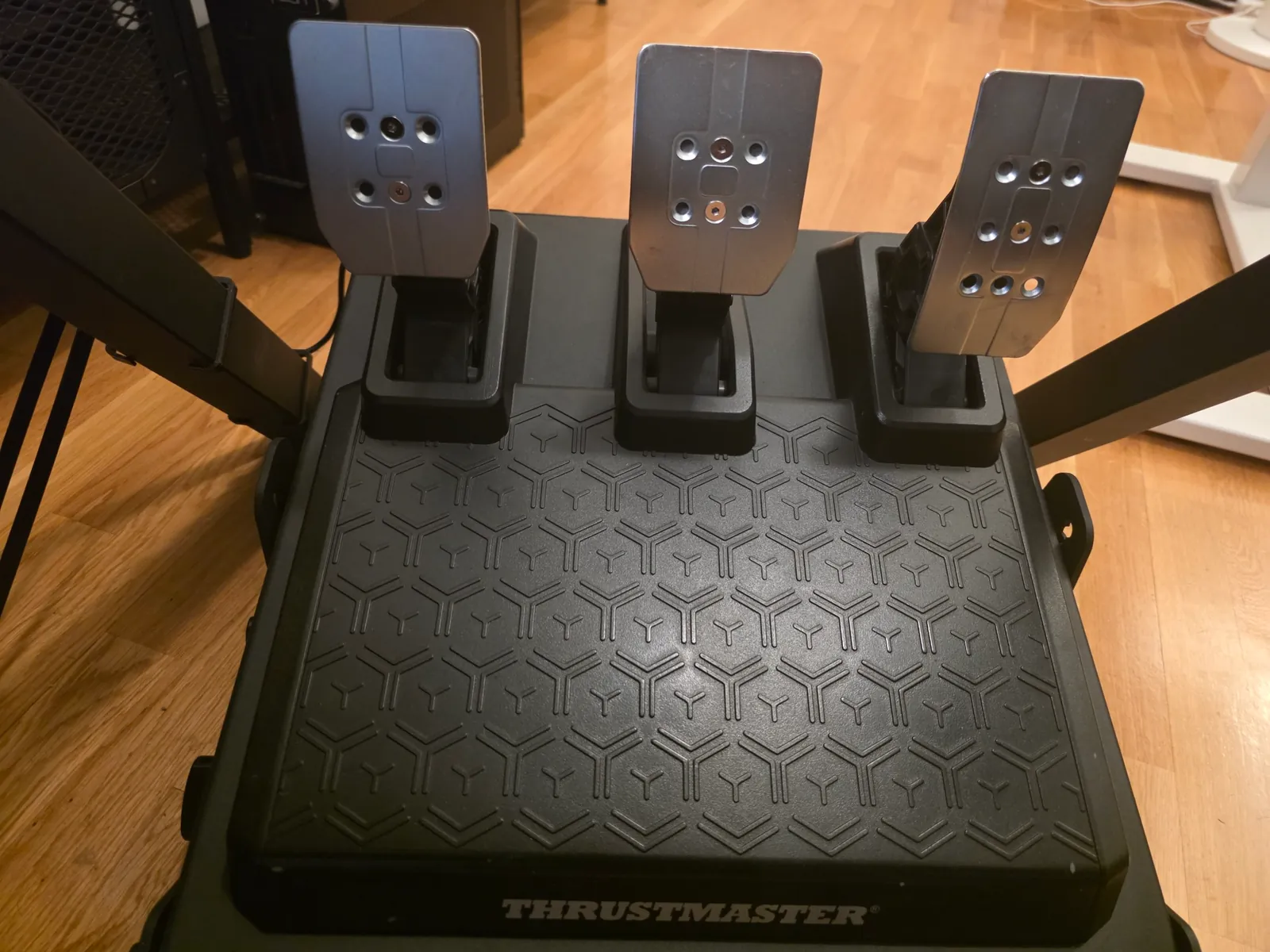 Руль Thrustmaster T300 с педалями и стойкой 2