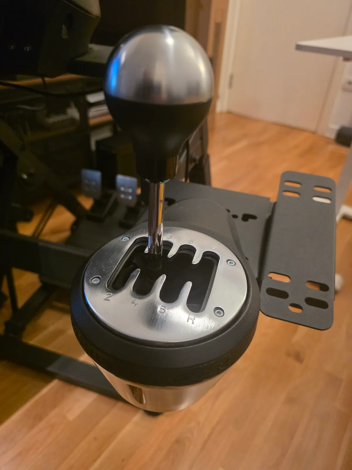 Руль Thrustmaster T300 с педалями и стойкой 3