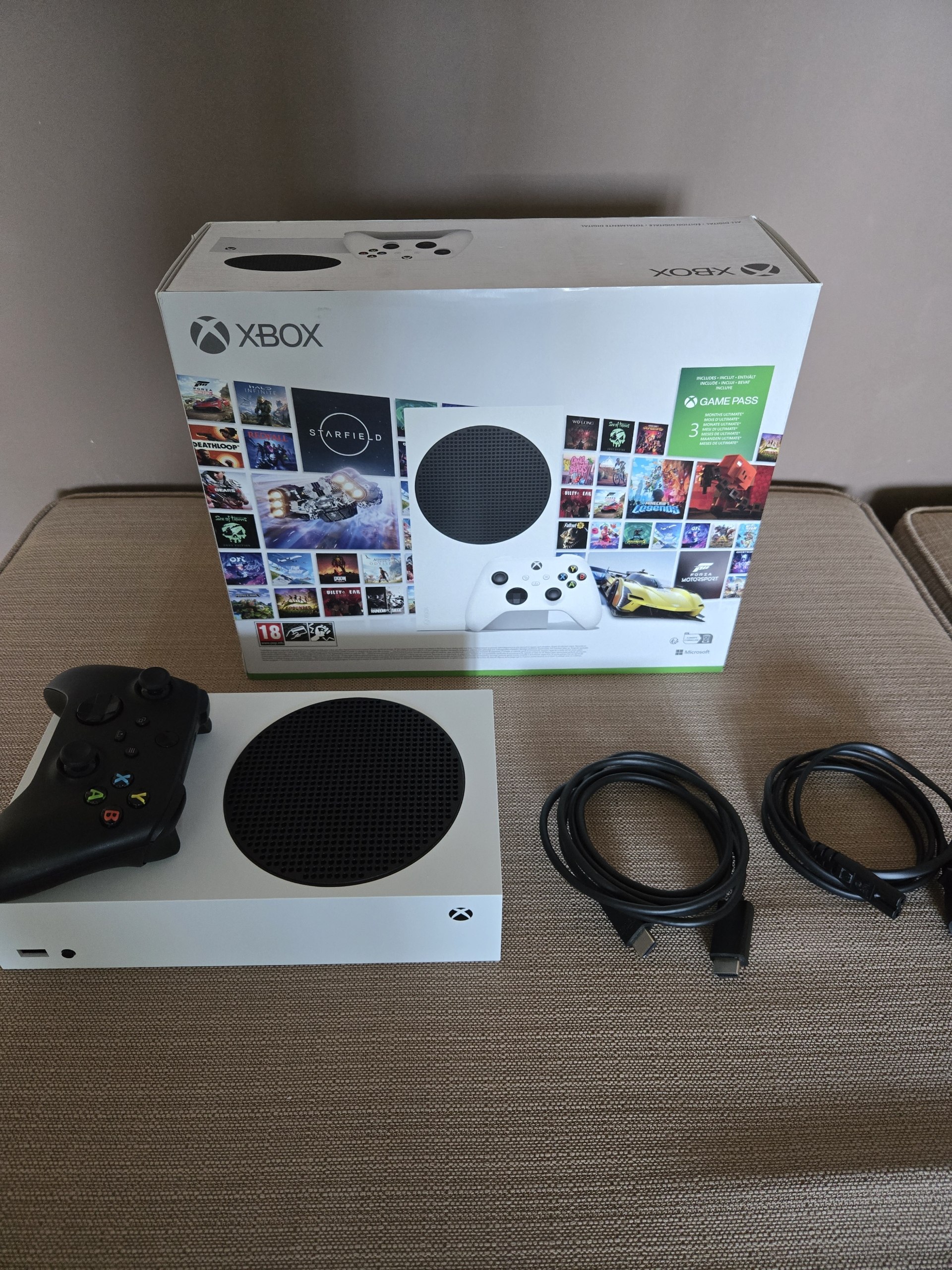 Xbox Series S с геймпадом 1