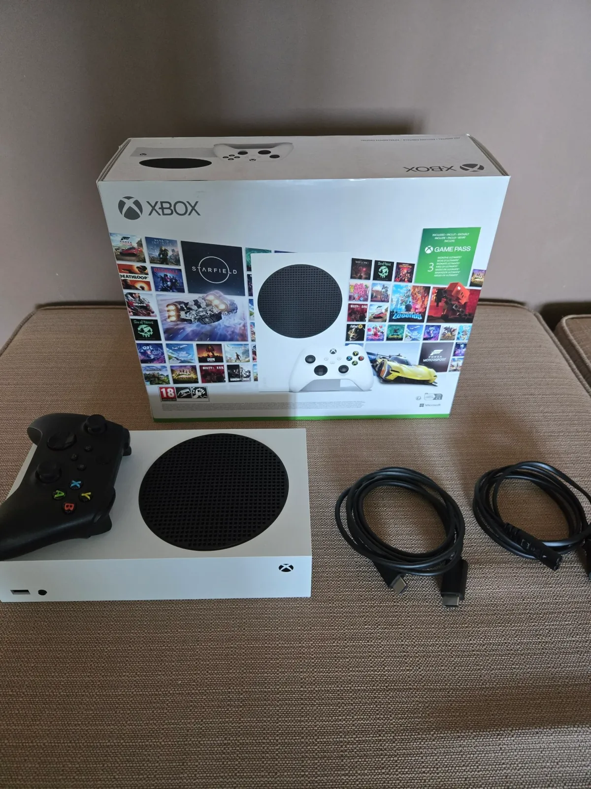 Xbox Series S с геймпадом 1