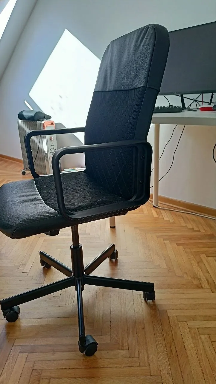 Рабочее кресло IKEA RENBERGET Земун 2