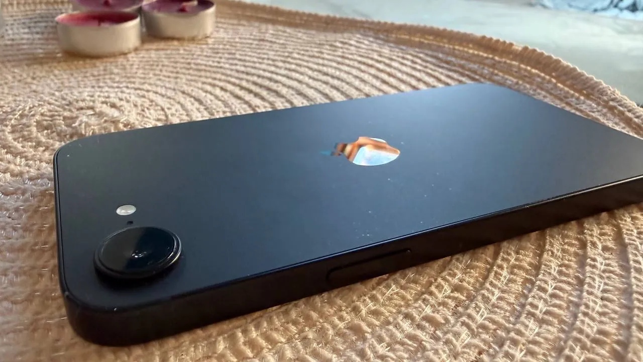 IPhone 16e 128 ГБ с оригинальной коробкой 2