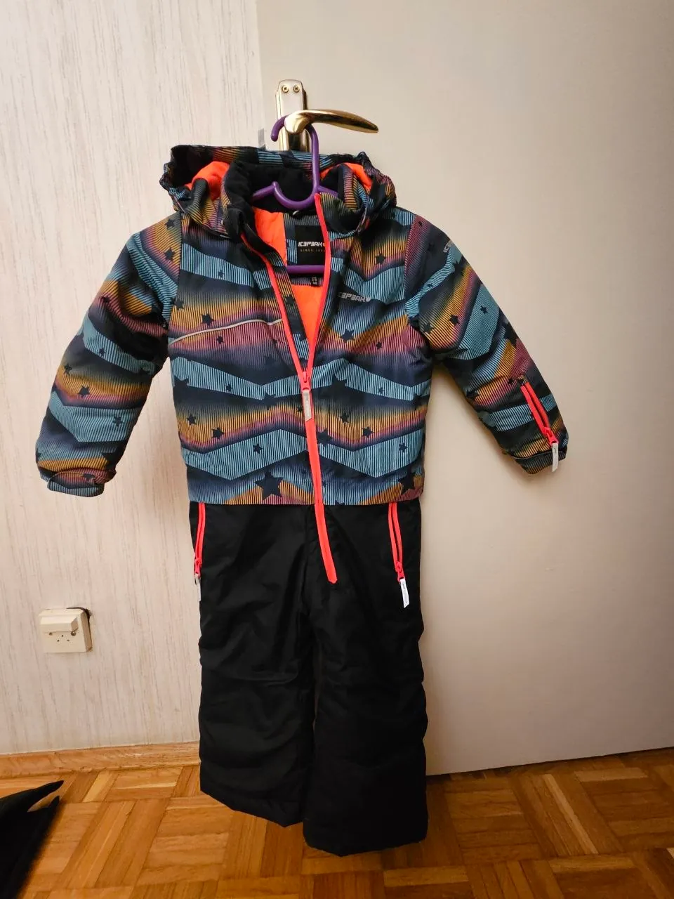 Детские кроссовки, комбинезон и куртка в Нови-Саде 3