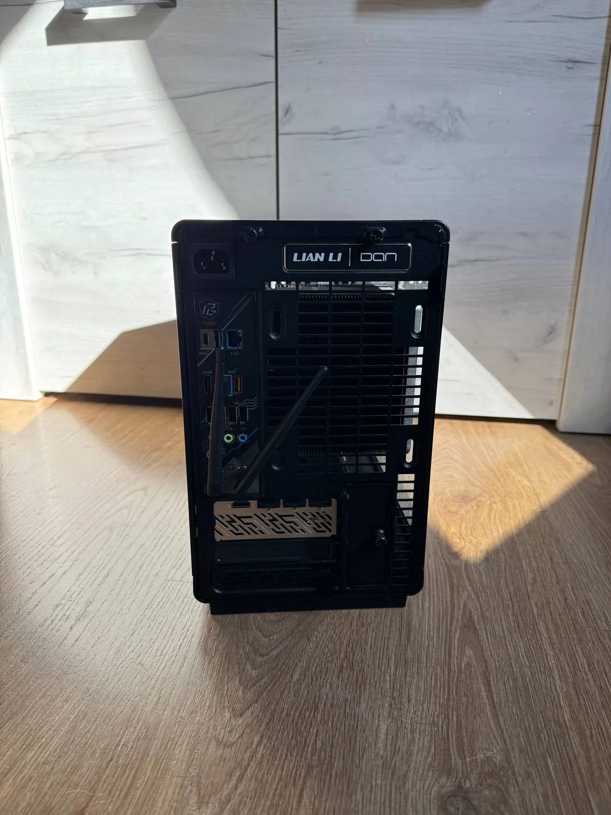 Мини-ITX сборка Ryzen 7 7800X3D RX 9070 16 ГБ Белград 3