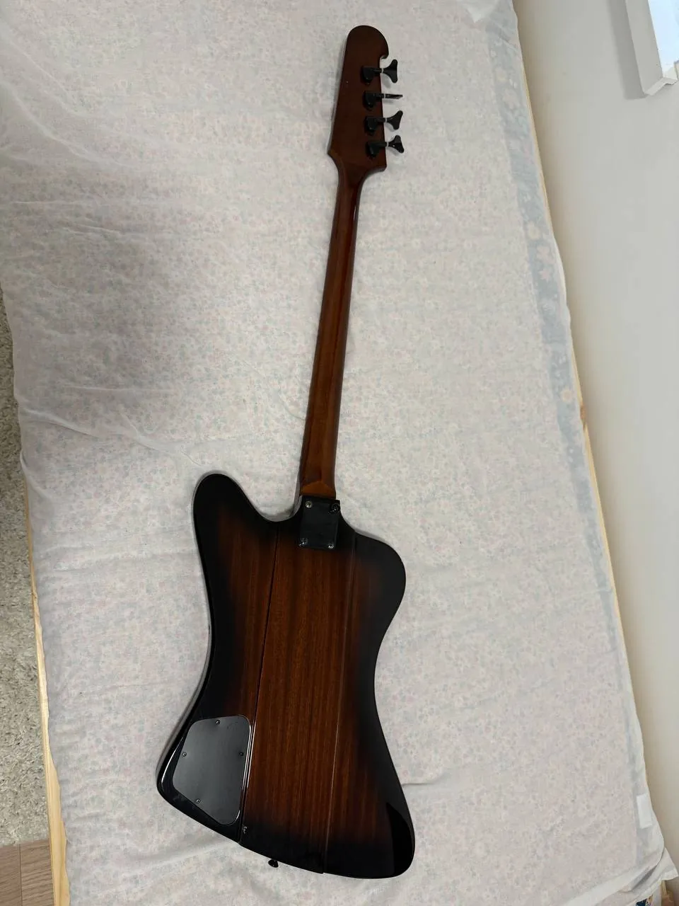 Бас-гитара Epiphone Thunderbird с кейсом 2